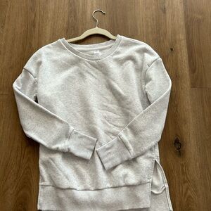 Basic sweatshirt with side slits